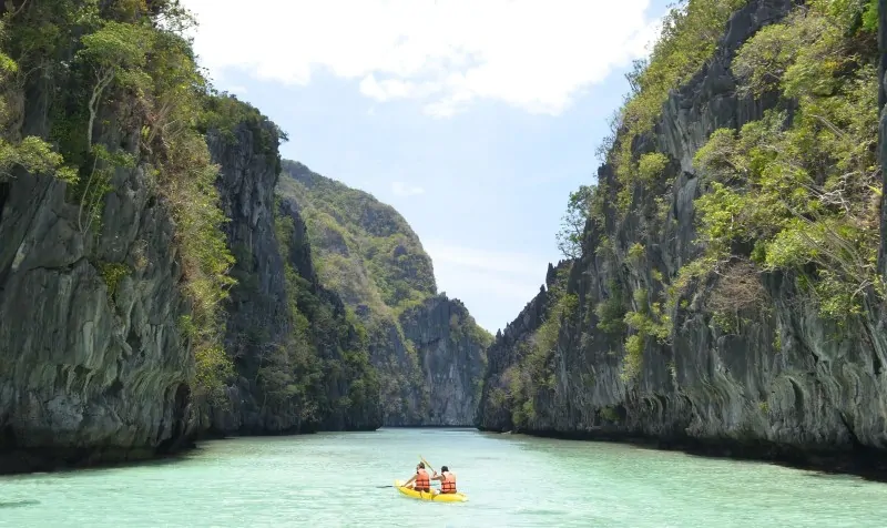 The Ultimate travel guide to 2 weeks in the Philippines - kayaking around El Nido!