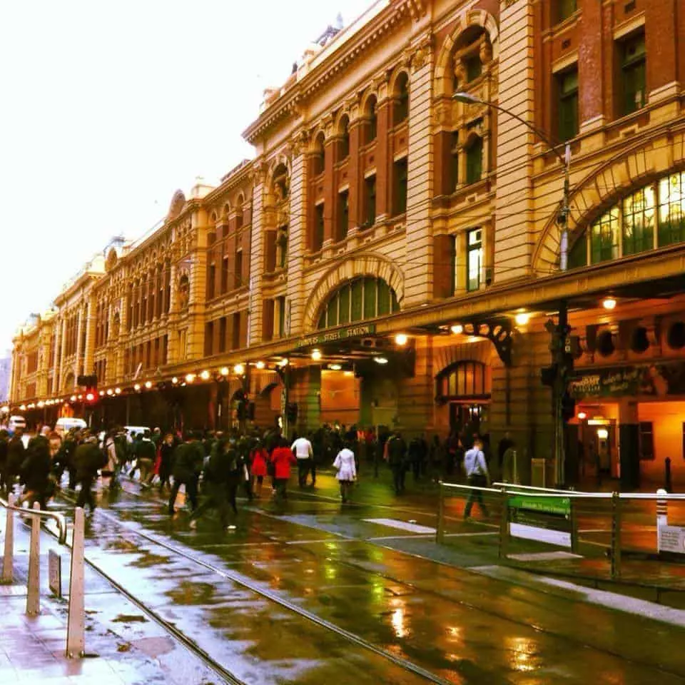 Moving to Melbourne is easy with these 10 tips.