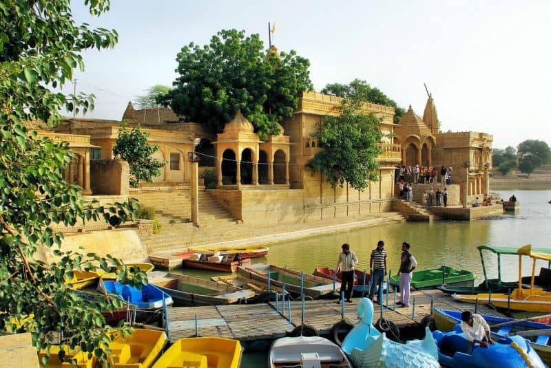 Plan a Rajasthan trip and do visit this amazing temple of Gadisar lake located in Jaisalmer.