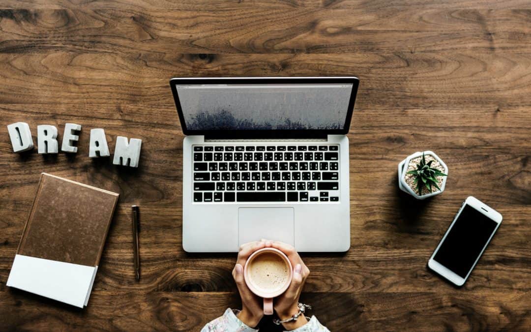 How to Be a Social Media Assistant and Never Work in an Office Again