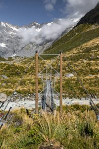 mount cook hike hooker valley suspension bridge