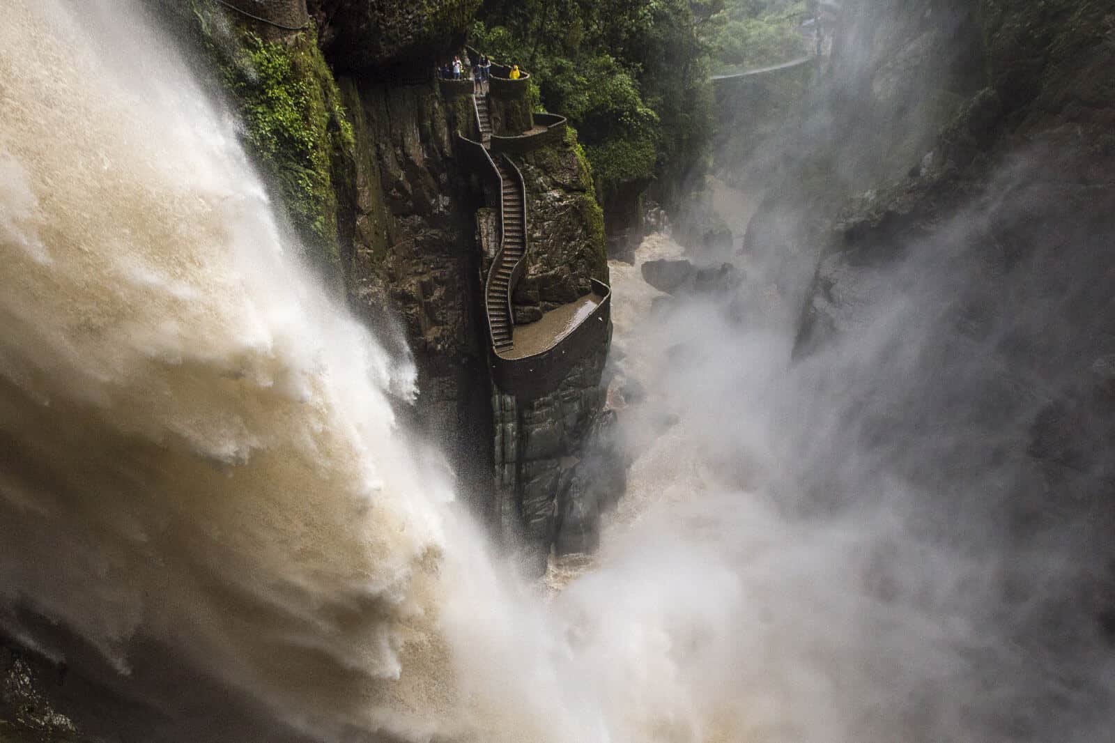 Pailon del Diablo Baños