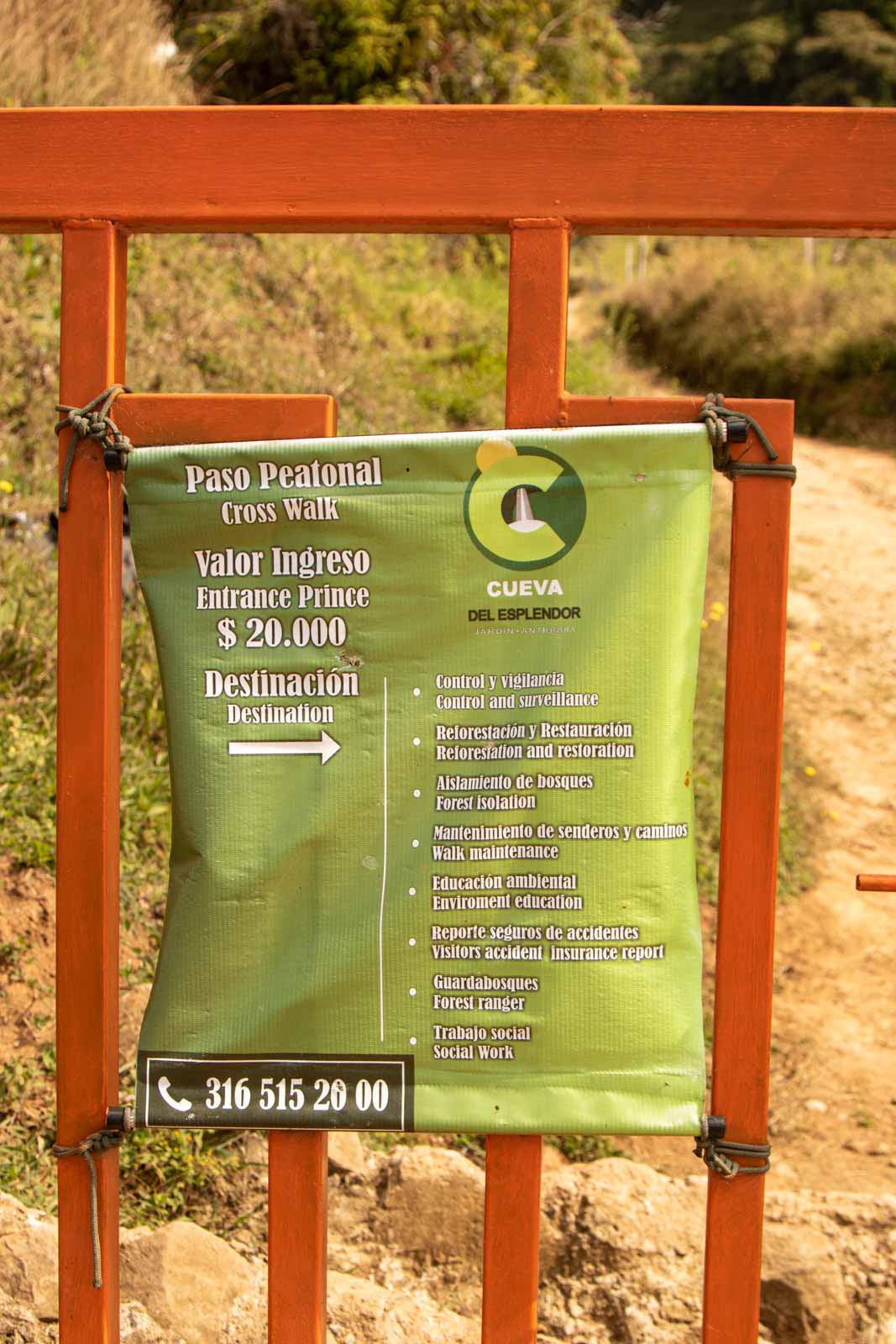 A sign showing payment information in La Cueva del Esplendor.