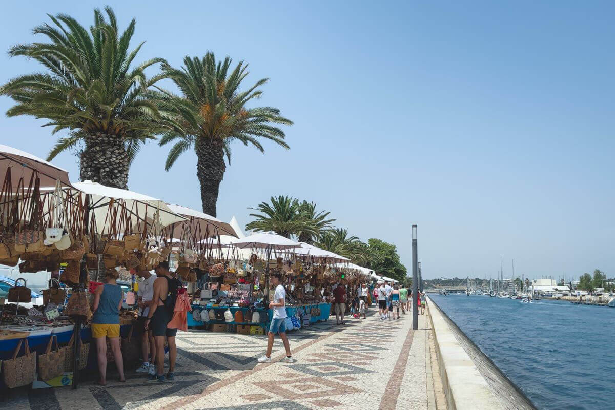 Shopping at the stalls along Avenida dos Descombrimentos is one of the best things to do in Lagos.
