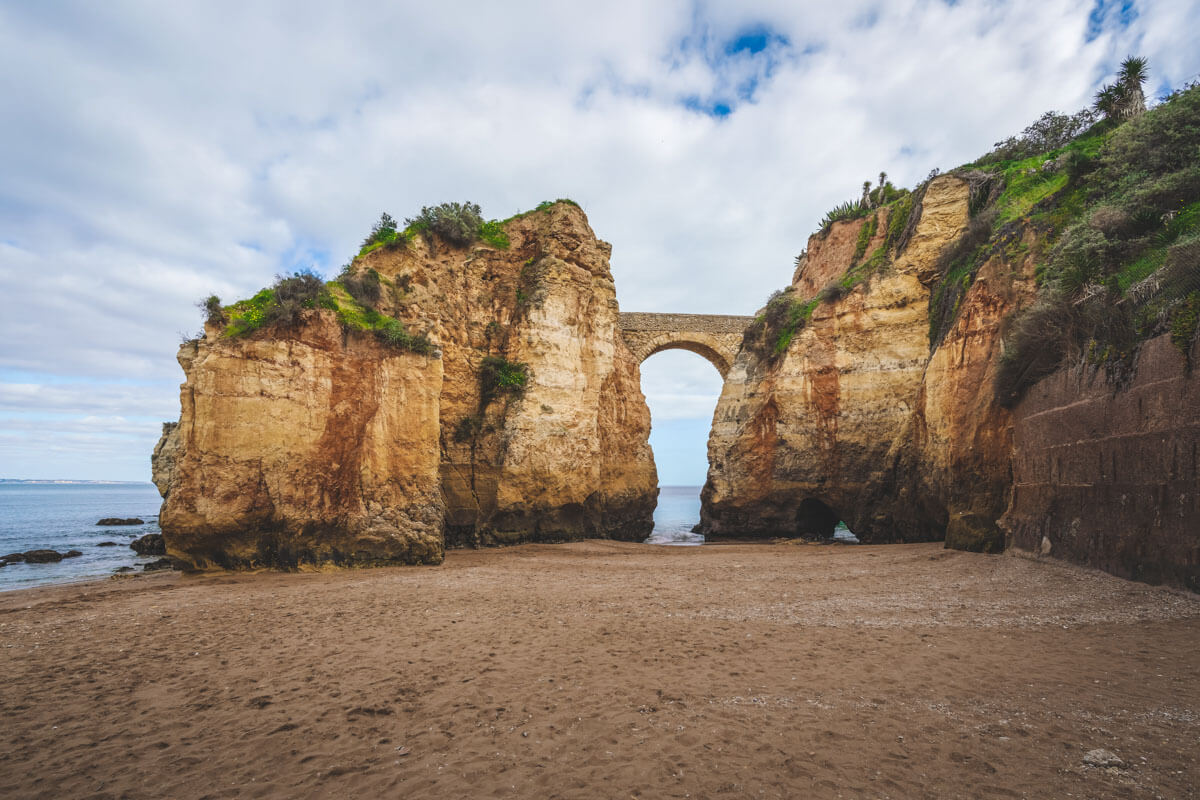 Be sure to snap some shots of this famous bridge at Praia dos Estudantes Beach.