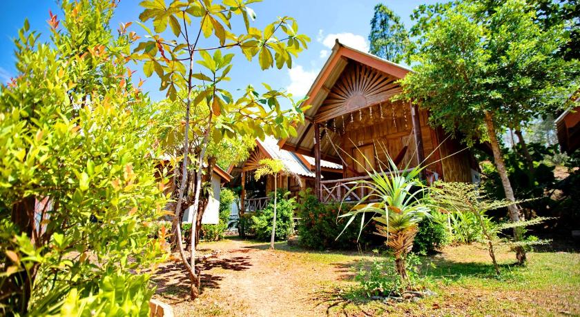 The authentic vibes at Ok Chawkoh Bungalow lets us know where to stay in Krabi.