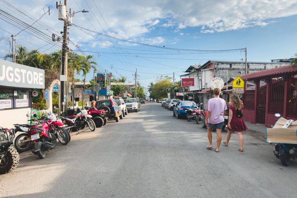 A couple walking through Samara town center.