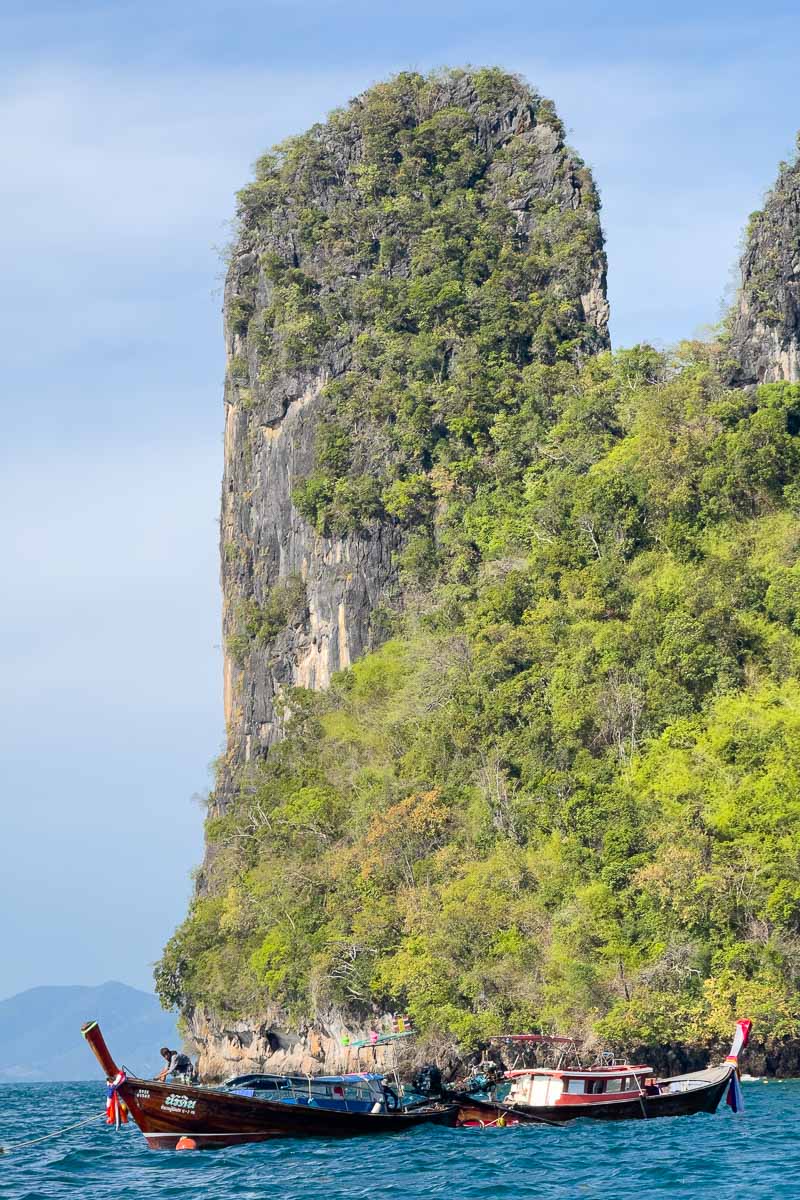 Boats around Hong island