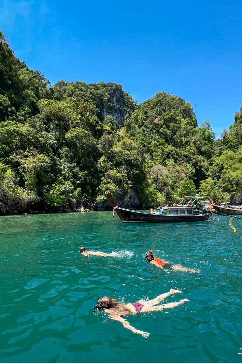 Snorkelings around hong island