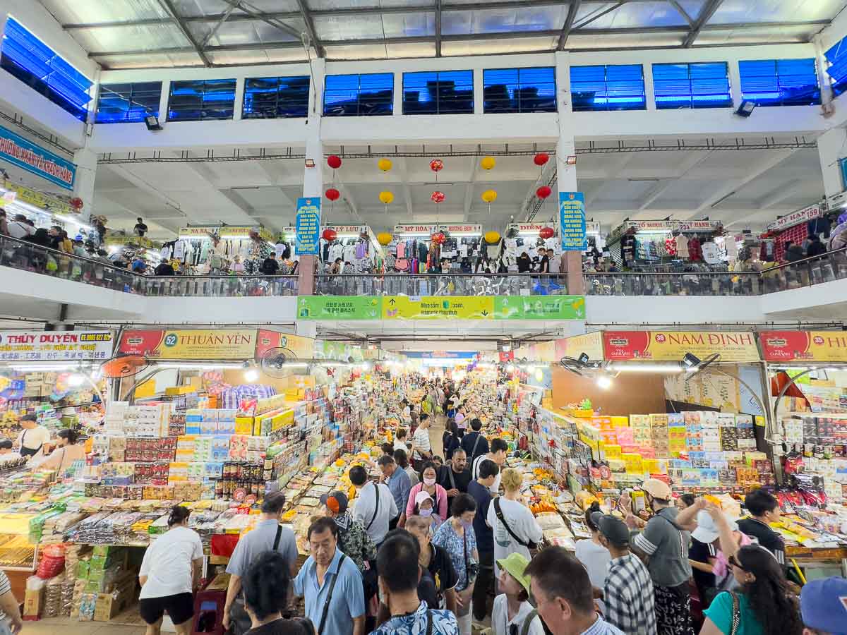 Han Market in Da Nang bustling with vendors.