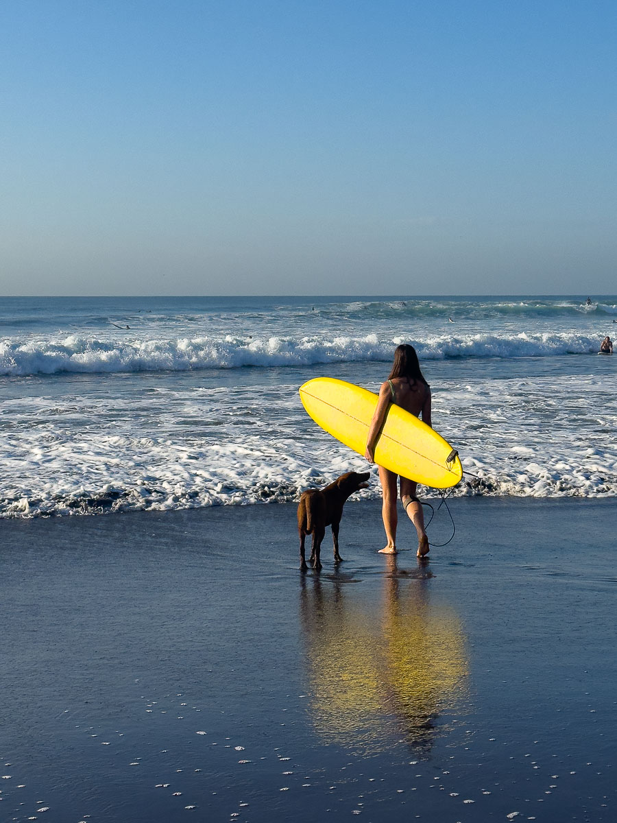 El Tunco El Salvador-surf with yellow board
