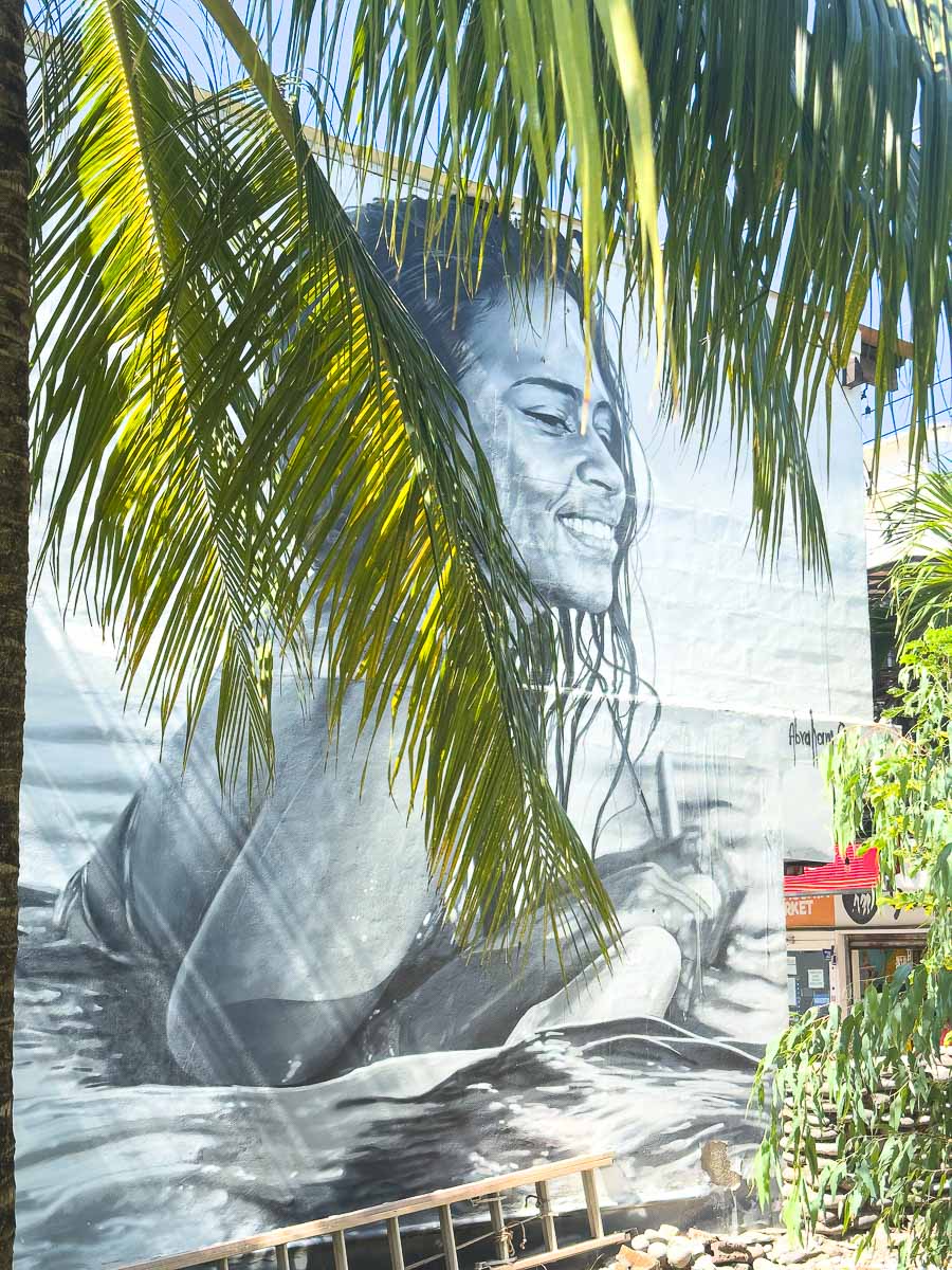 El Tunco El Salvador-surfer mural