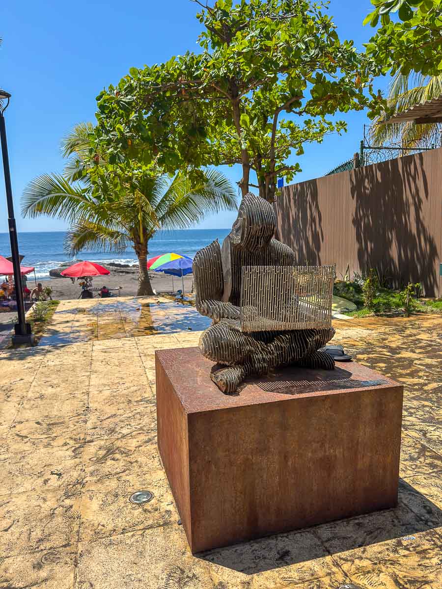 El Zonte El Salvador statue