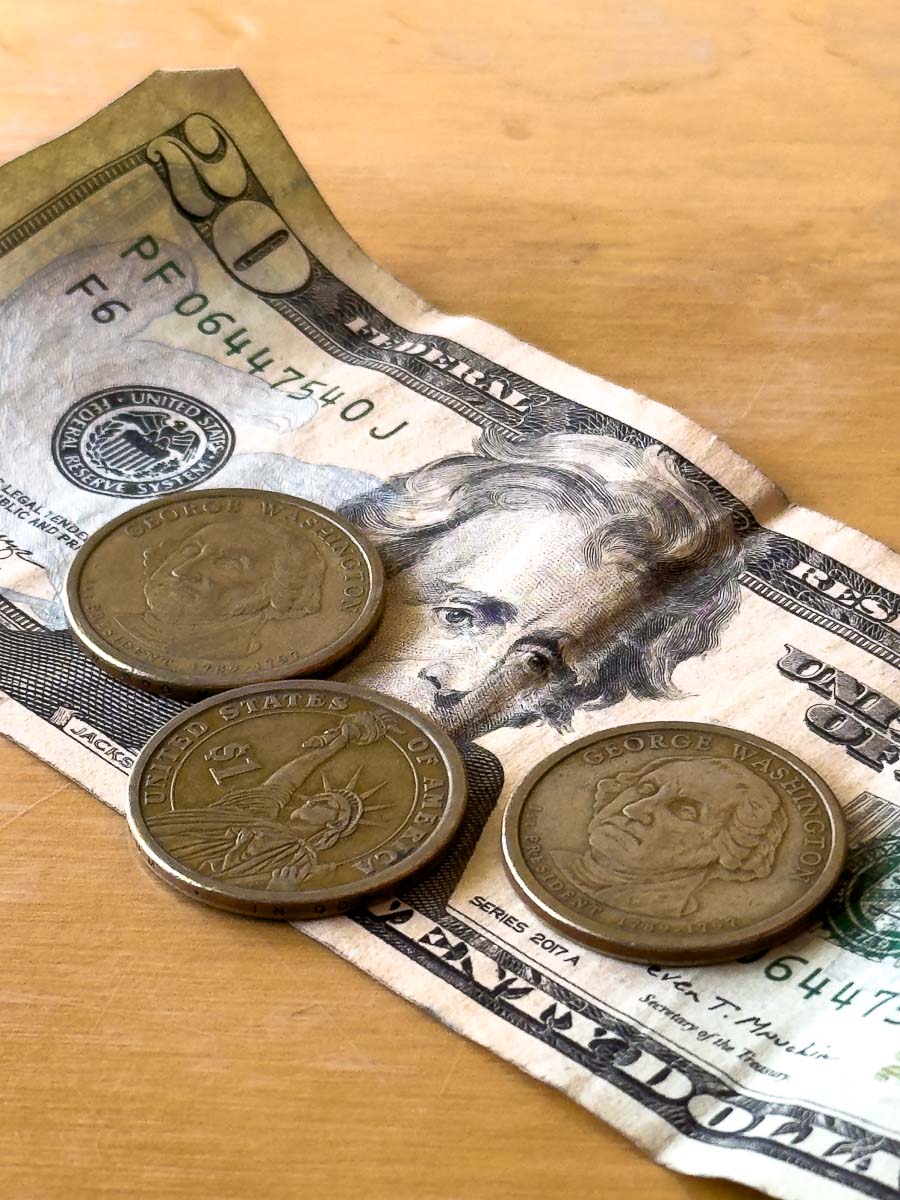 USD and $1 coins in El salvador.