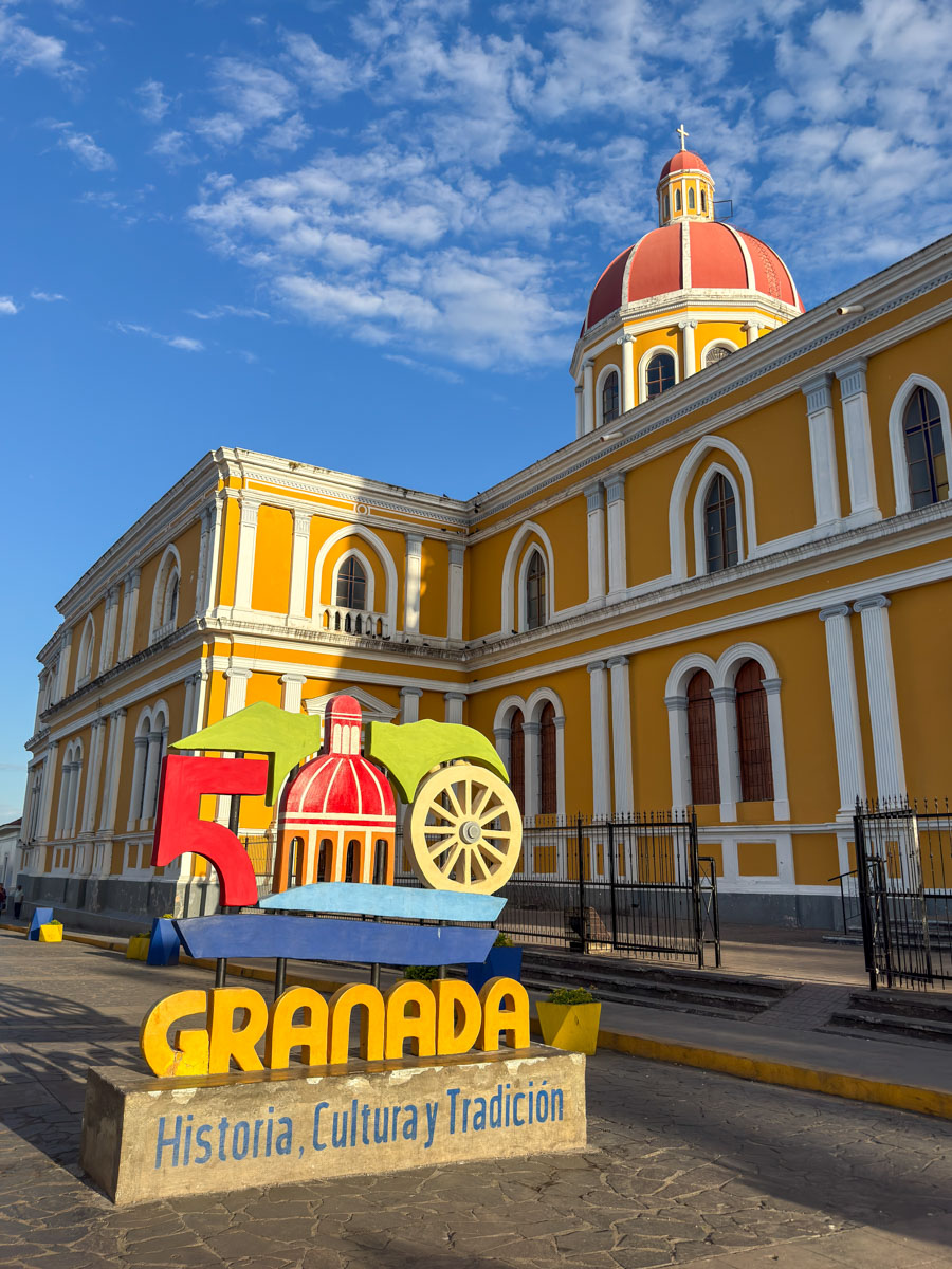 Granada 500 sign with a yellow colonial building behind
